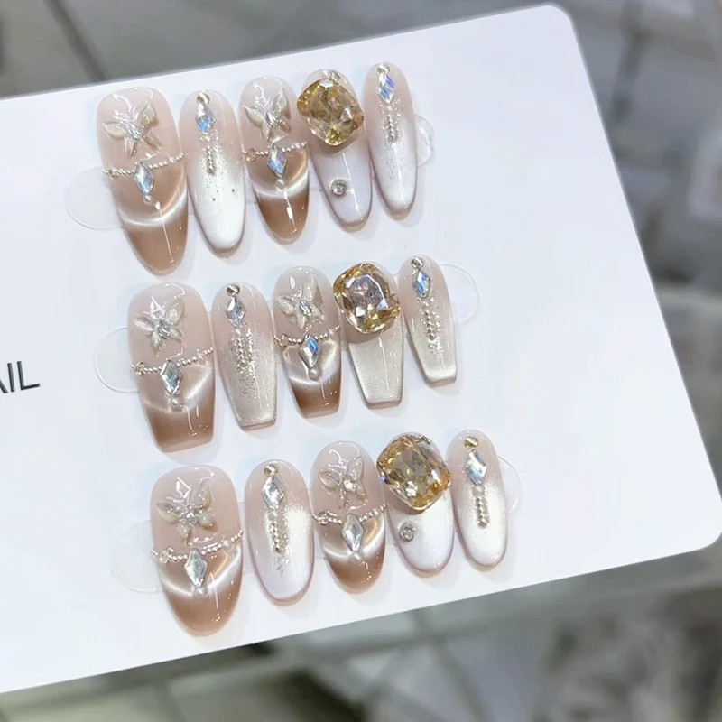 Dekoratives Press-On-Nagelkunst-Set mit Schmucksteinakzenten Karnz