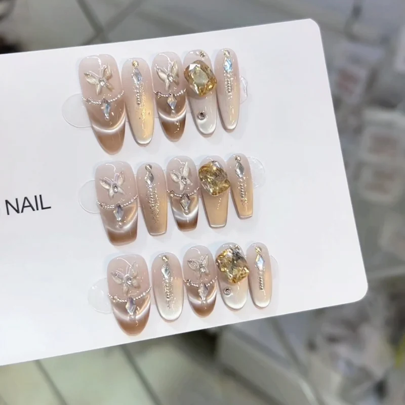 Dekoratives Press-On-Nagelkunst-Set mit Schmucksteinakzenten Karnz