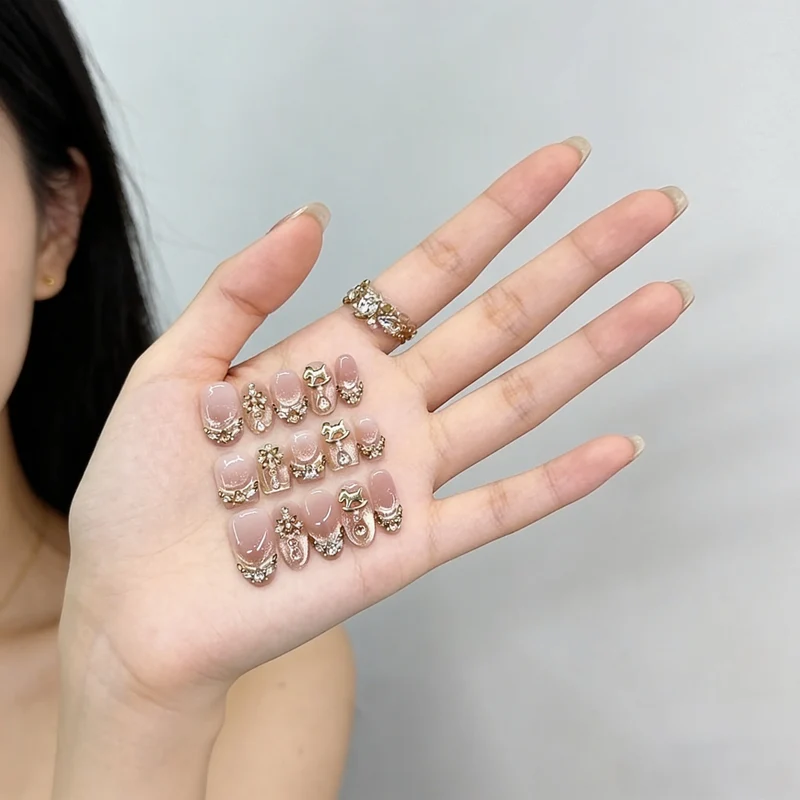 Dekoratives Press-On Nagelkunst-Set mit eleganten Verzierungen Karnz
