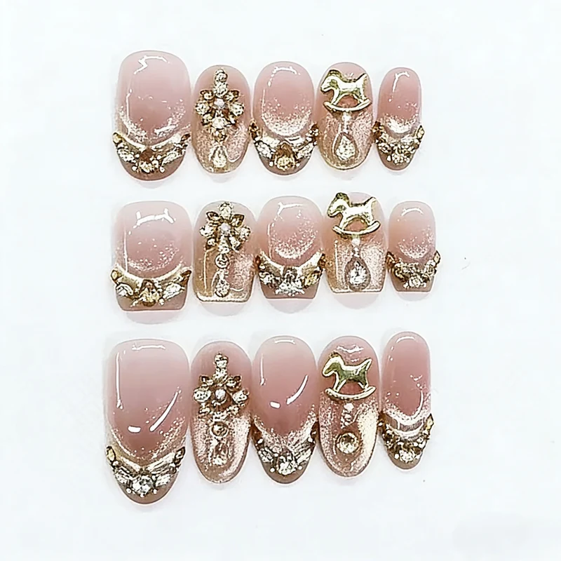 Dekoratives Press-On Nagelkunst-Set mit eleganten Verzierungen Karnz
