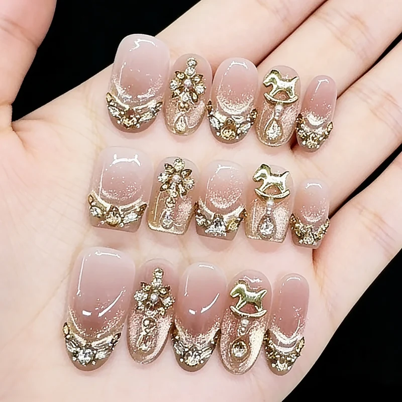 Dekoratives Press-On Nagelkunst-Set mit eleganten Verzierungen Karnz