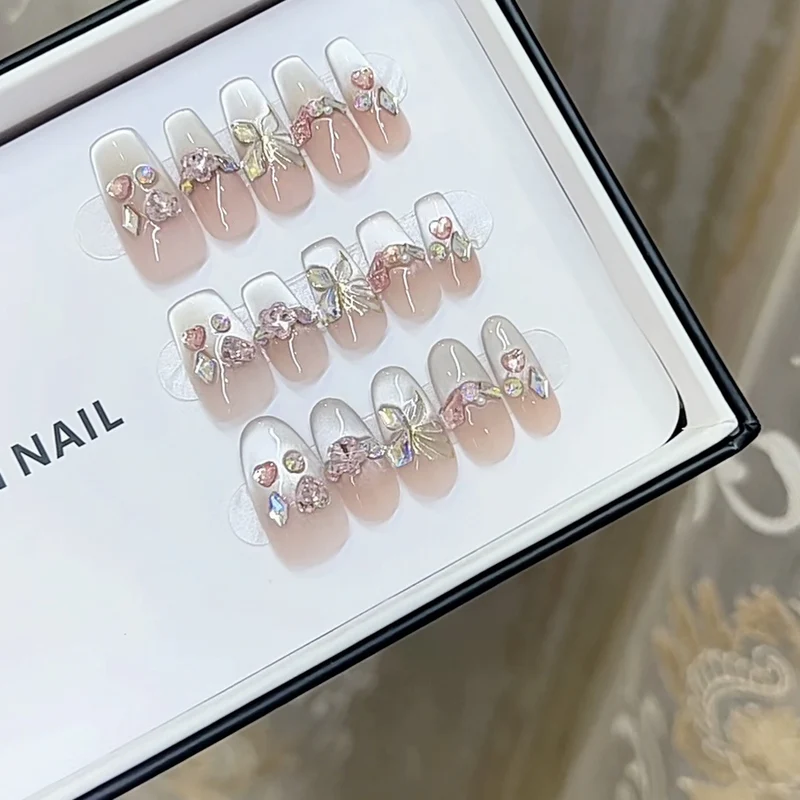 Dekorative Künstlerische Press-On Nagelset mit Herz- und Schleifenakzenten Karnz