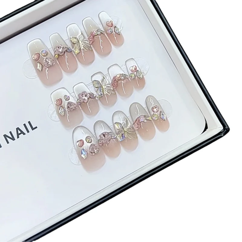 Dekorative Künstlerische Press-On Nagelset mit Herz- und Schleifenakzenten Karnz