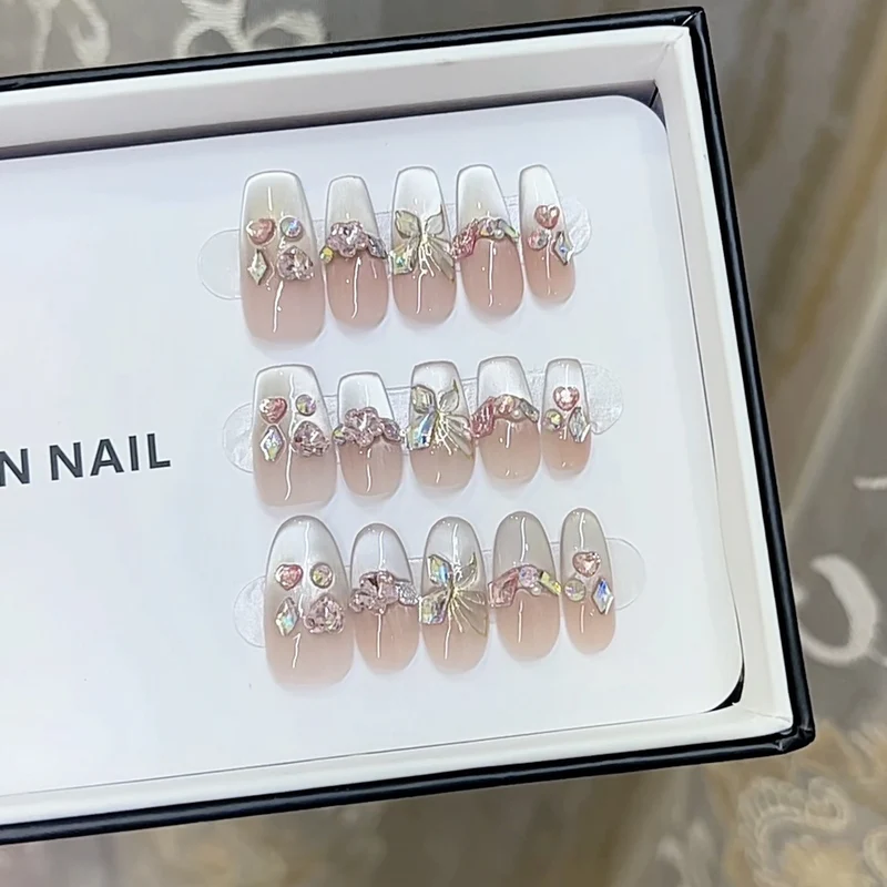 Dekorative Künstlerische Press-On Nagelset mit Herz- und Schleifenakzenten Karnz
