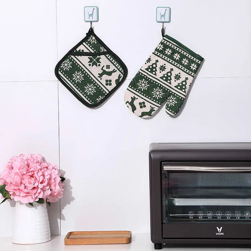 Holiday-Themed Oven Mitts Stornfield