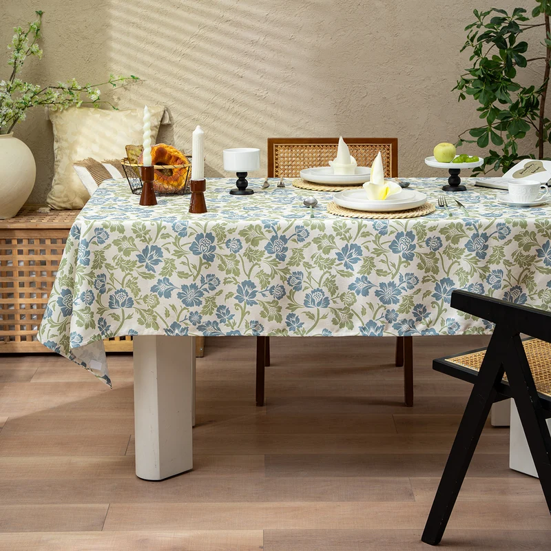 Rectangular tablecloth in country house style made of cotton blend fabric with floral all-over print Stornfield