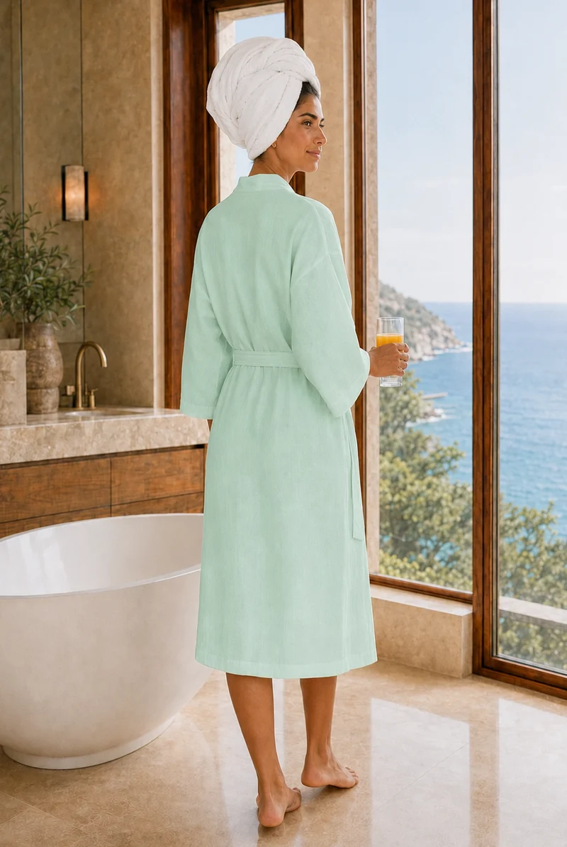 Damen-Bademantel mit Kimono-Kragen aus mintgrünem Leinen - Laís