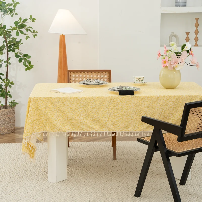 Rechteckige Tischdecke mit floralem Millefleurs‑Print und Baumwoll‑Quasten Karnz
