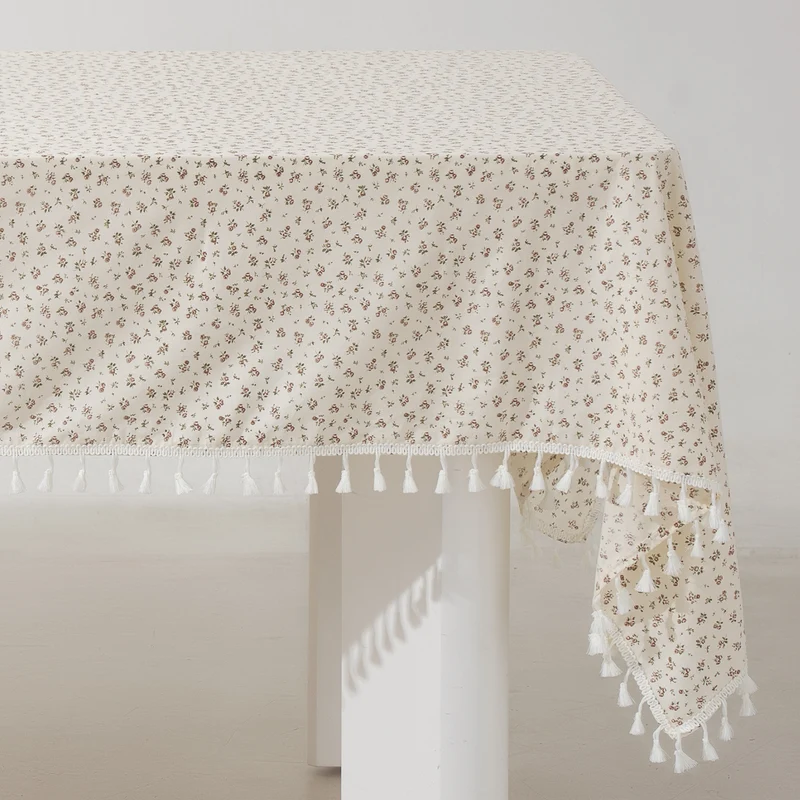 Rechteckige Tischdecke mit floralem Millefleurs‑Print und Baumwoll‑Quasten Karnz