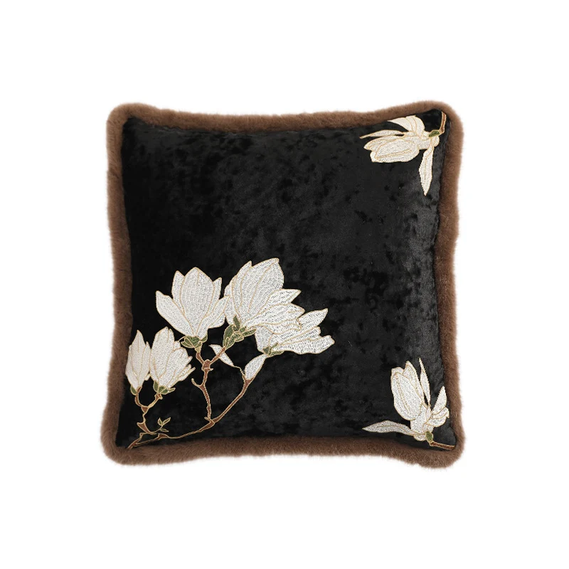 Quadratischer Samt-Dekokissenbezug mit Magnolien-Stickerei und Kunstfell-Borte Karnz