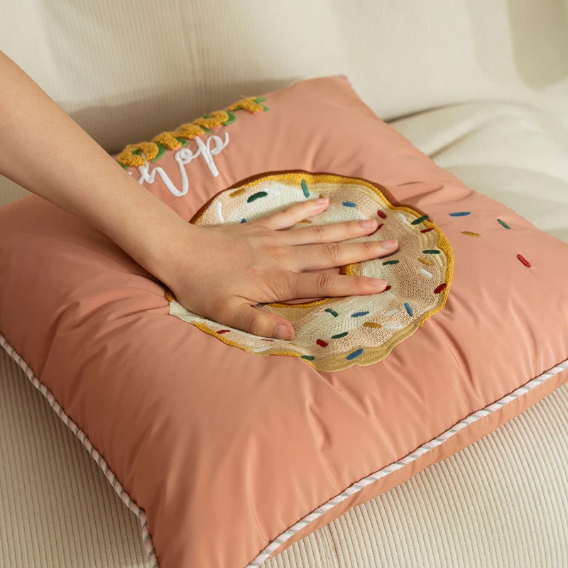 Quadratischer dekorativer Kissenbezug mit handgestickter Donut‑Applikation und Keder Karnz