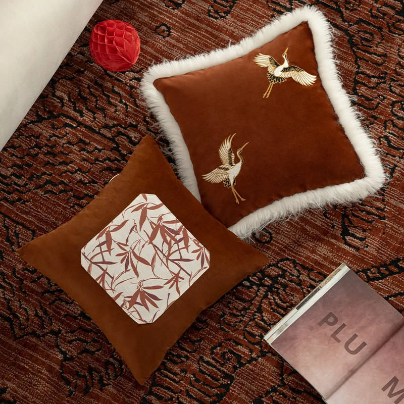Luxuriöser bestickter Satin-Kissenbezug mit Kunstfell-Borte und Kranich-Motiv Karnz