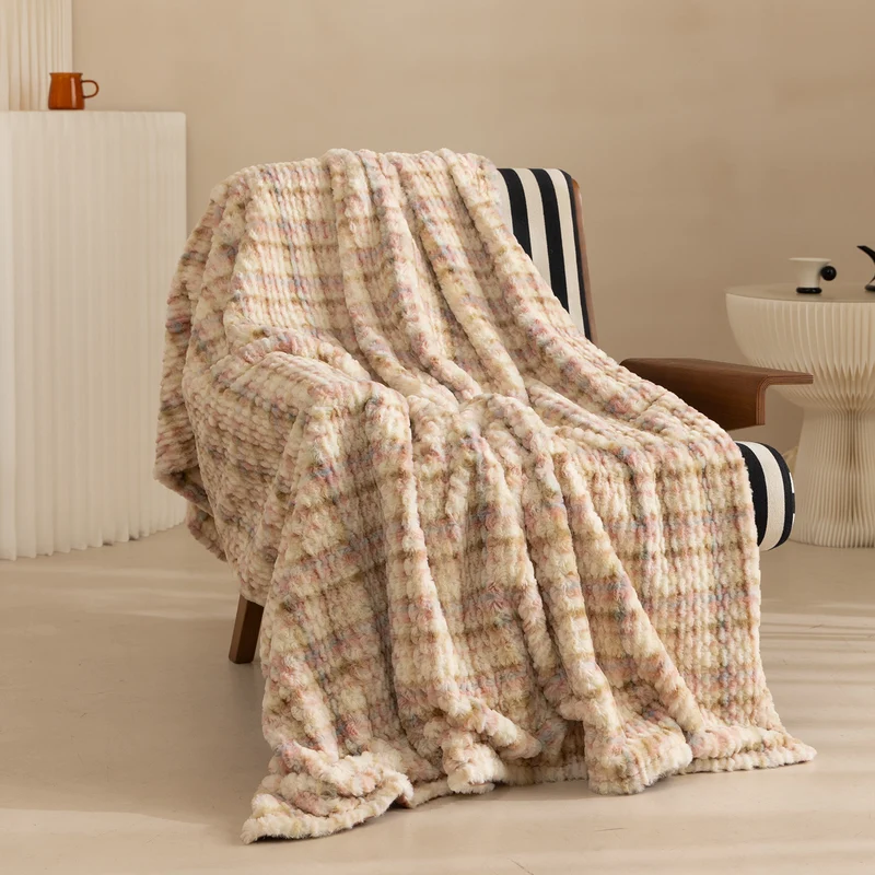 Kuscheldecke aus luxuriösem Kunstfell mit gewellter Struktur und weicher Mikrofaser-Rückseite Karnz