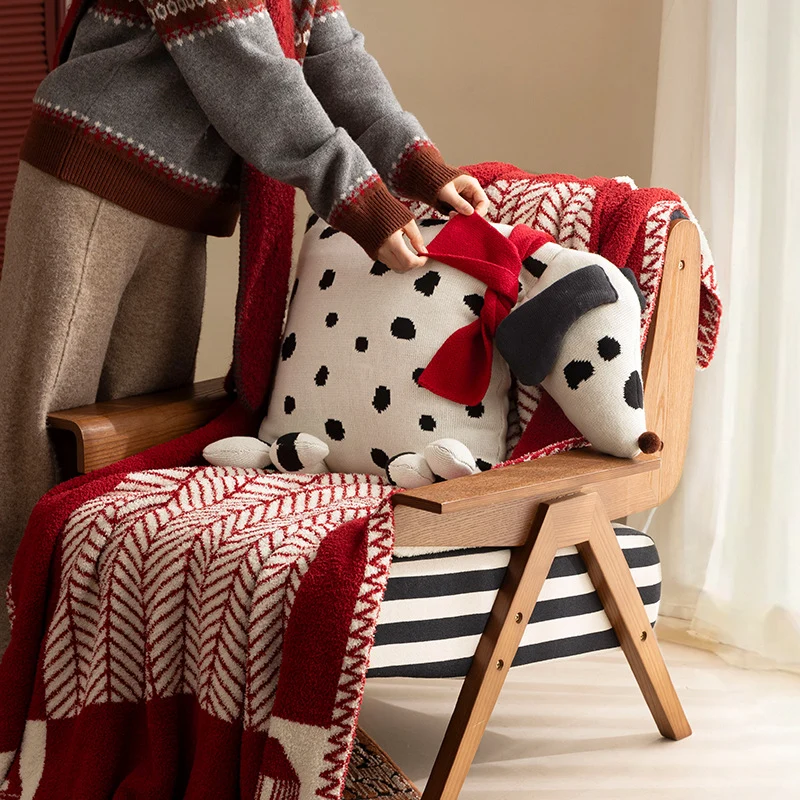 Dekoratives Strick-Kuschelkissen in Hundeform mit gestepptem Körper und Schleifen-Detail Karnz