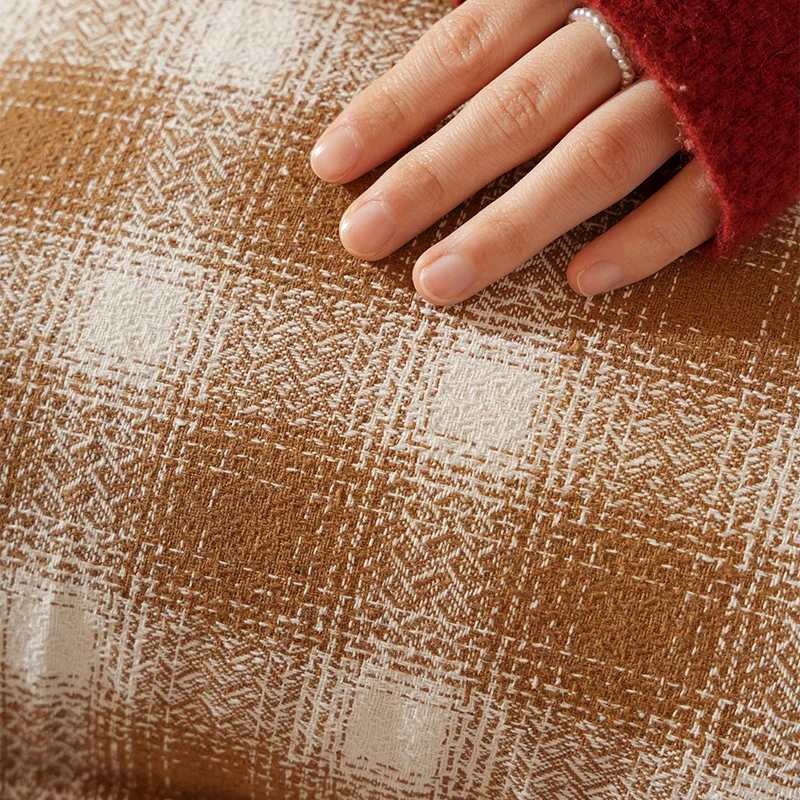 Dekorativer quadratischer Kissenbezug mit Pompon-Ecken und kariertem Jacquardmuster Karnz