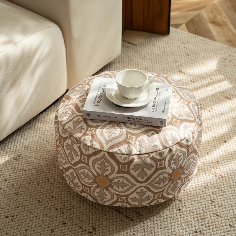 Rundes Sitzpouf mit gewebter Jacquard-Struktur und praktischem Tragegriff Karnz