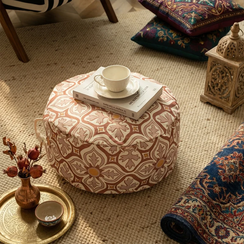 Rundes Sitzpouf mit gewebter Jacquard-Struktur und praktischem Tragegriff Karnz