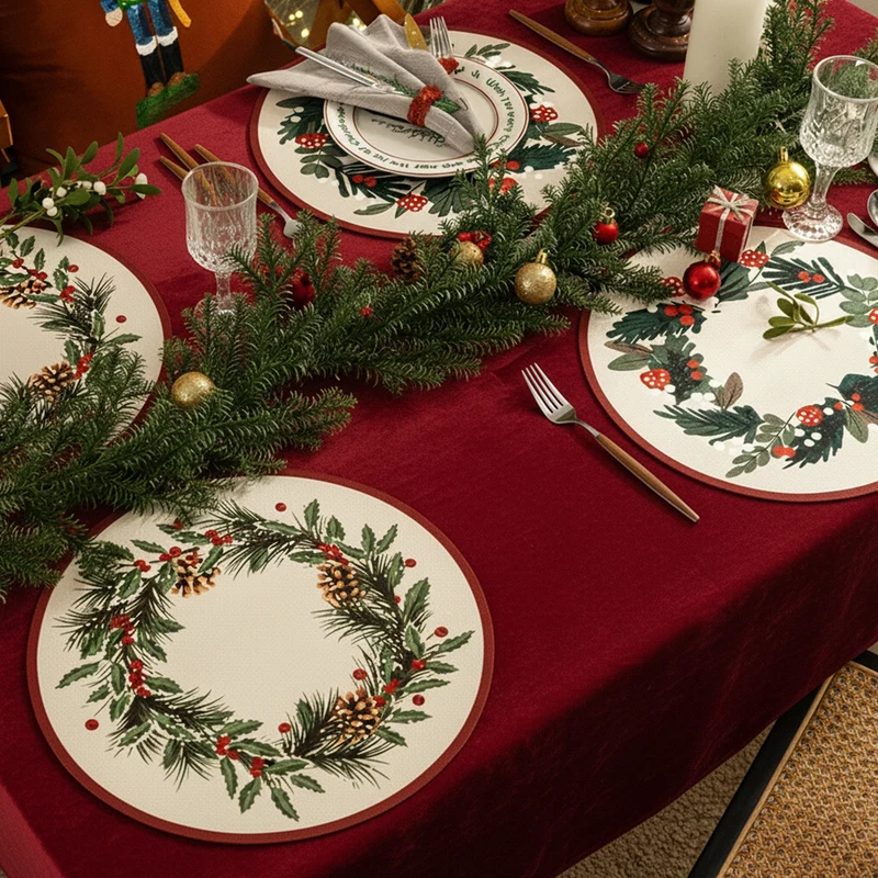 Rundes abwischbares Tischset mit weihnachtlichem Tannenzapfen- und Stechpalmenkranz-Motiv Karnz