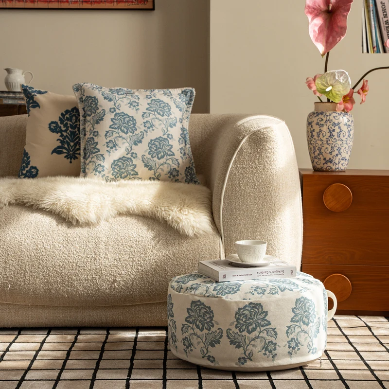 Runder Sitzpouf mit floraler Jacquard-Webung, stabilem Polsterkern und Tragegriff Karnz