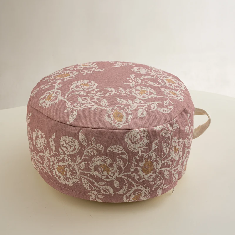 Runder Sitzpouf mit floraler Jacquard-Webung, stabilem Polsterkern und Tragegriff Karnz