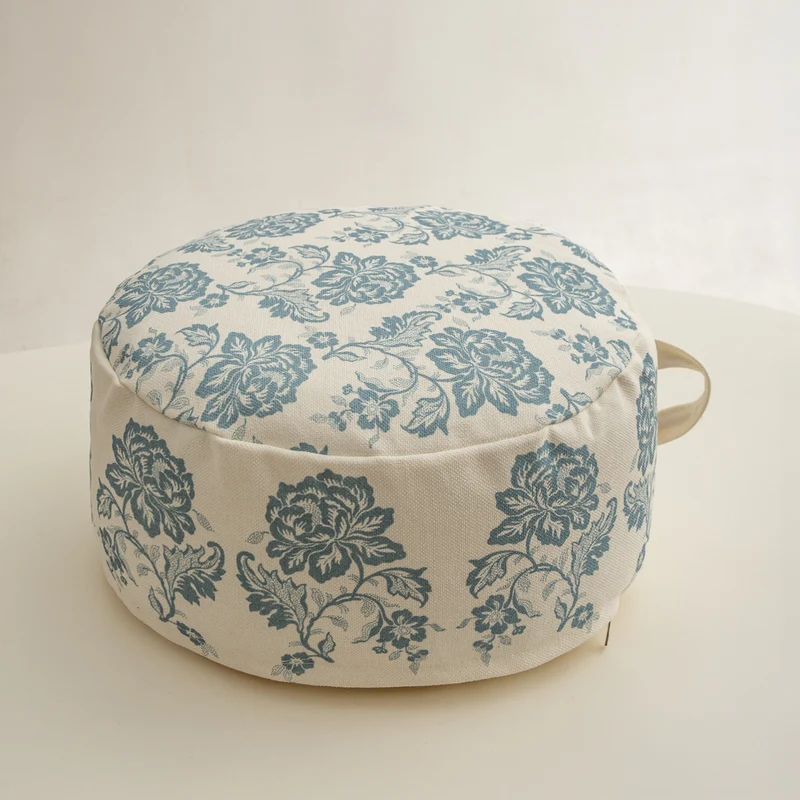 Runder Sitzpouf mit floraler Jacquard-Webung, stabilem Polsterkern und Tragegriff Karnz