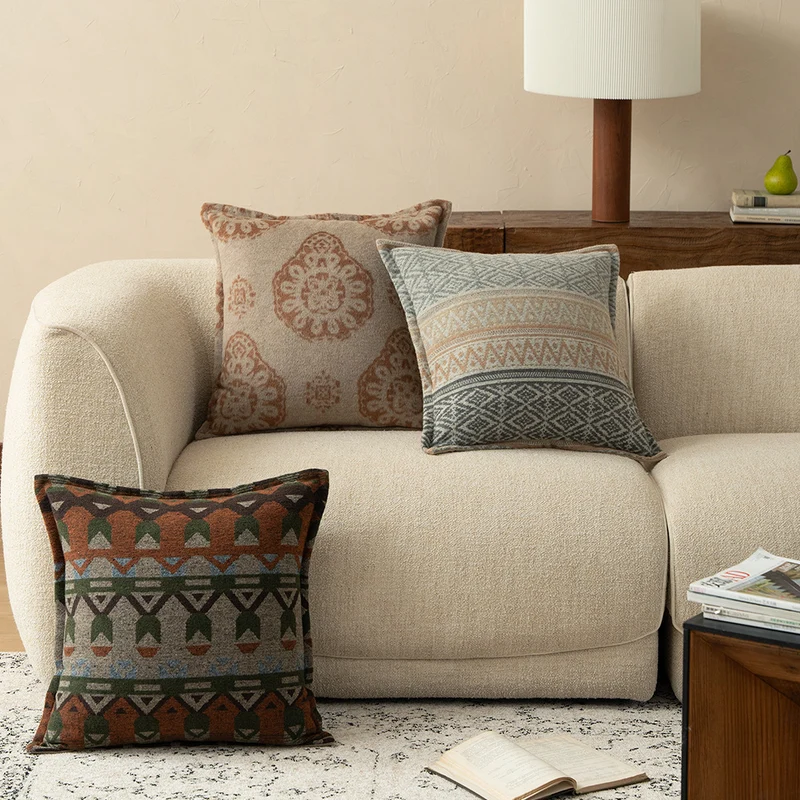 Quadratisches dekoratives Sofakissen mit jacquard-gewebtem Ornament und weicher Bouclé-Oberfläche Karnz