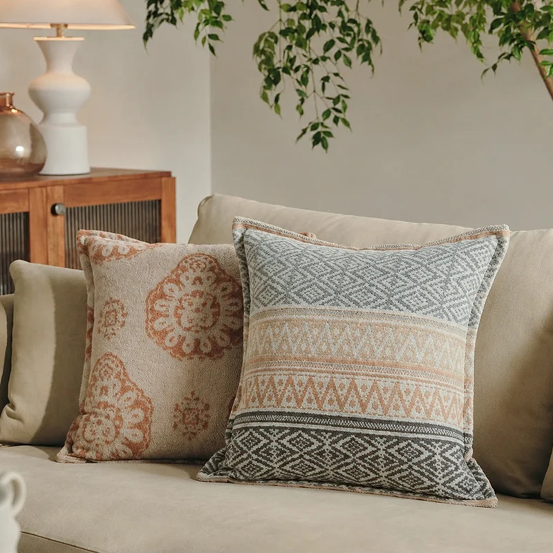Quadratisches dekoratives Sofakissen mit jacquard-gewebtem Ornament und weicher Bouclé-Oberfläche Karnz