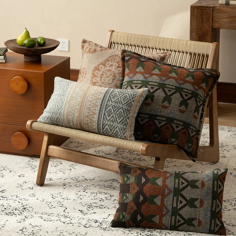 Quadratisches dekoratives Sofakissen mit jacquard-gewebtem Ornament und weicher Bouclé-Oberfläche Karnz