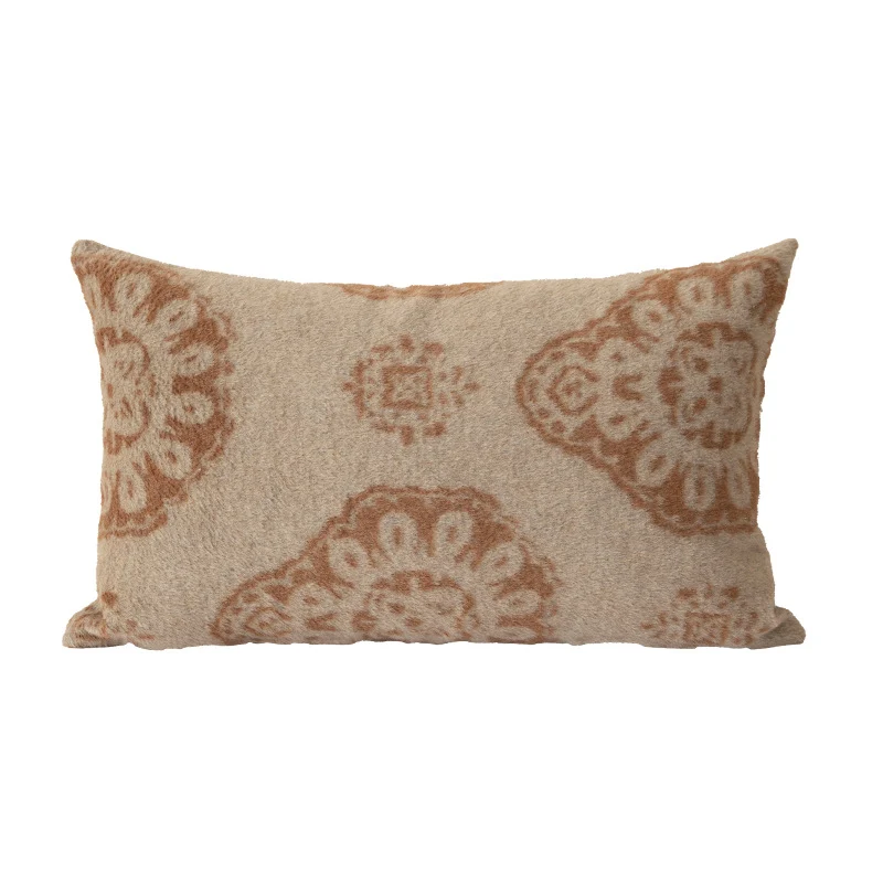 Quadratisches dekoratives Sofakissen mit jacquard-gewebtem Ornament und weicher Bouclé-Oberfläche Karnz