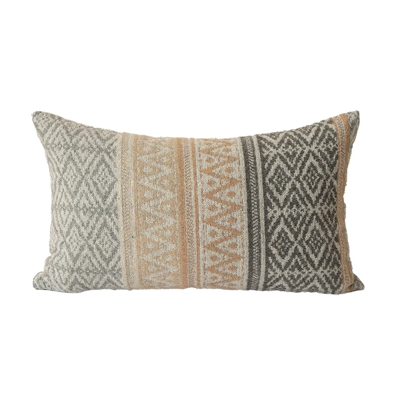 Quadratisches dekoratives Sofakissen mit jacquard-gewebtem Ornament und weicher Bouclé-Oberfläche Karnz