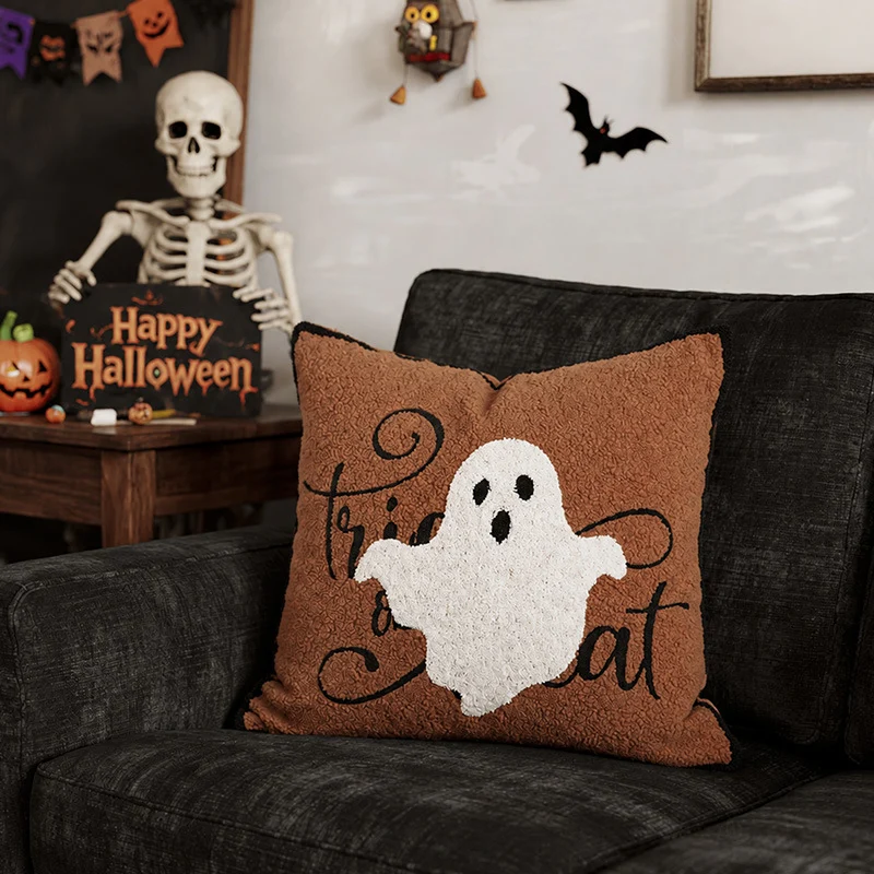 Quadratisches Dekoratives Kissen mit gesticktem Halloween‑Gespenst und Bouclé‑Oberfläche Karnz