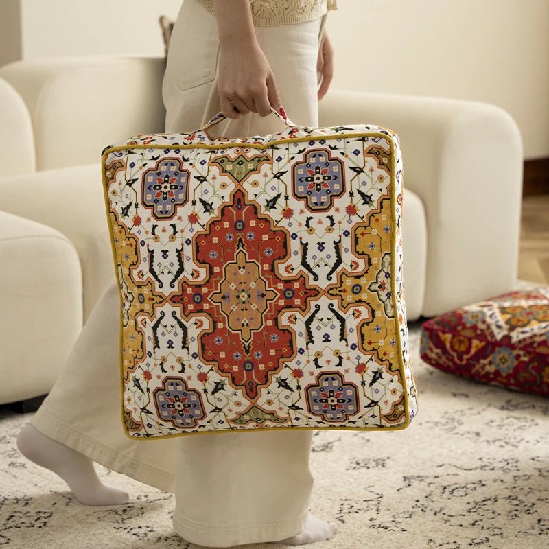 Quadratischer Zierkissenbezug mit orientalischem Medaillonmuster und kontrastierter Paspel Karnz