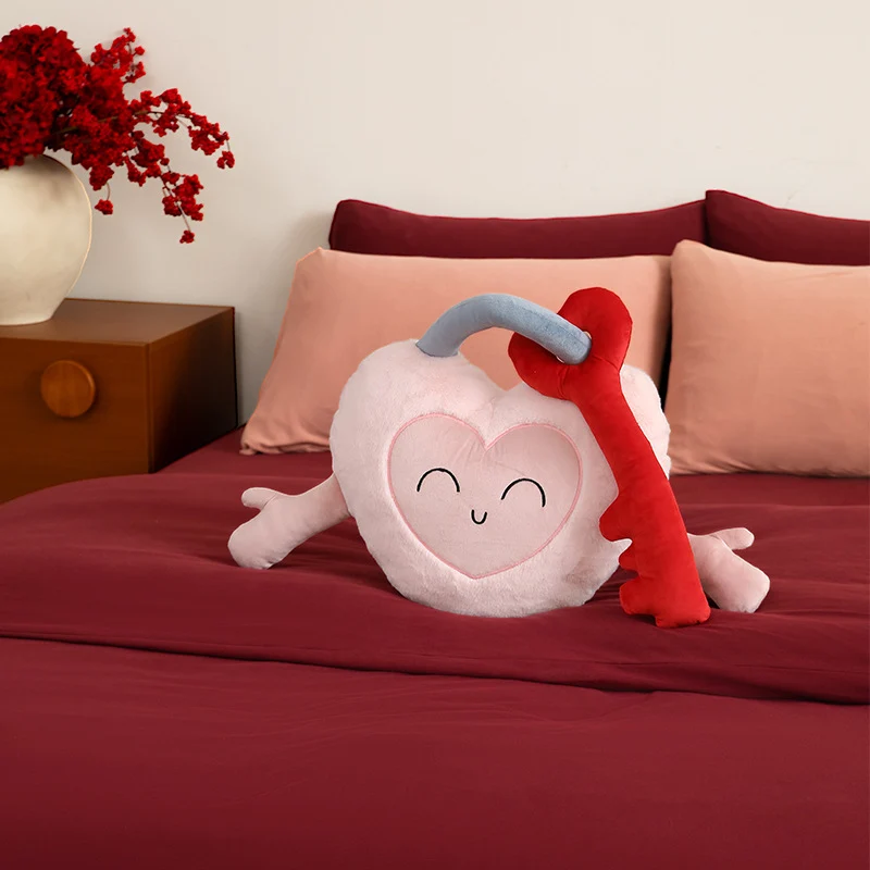 Plüschherz-Kuschelkissen mit angenähtem Schlüsselmotiv und niedlichem Stickgesicht Karnz