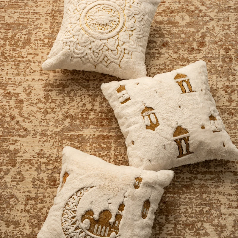 Luxuriöser Zierkissenbezug aus Kunstfell mit reliefiertem Mandala-Motiv Karnz
