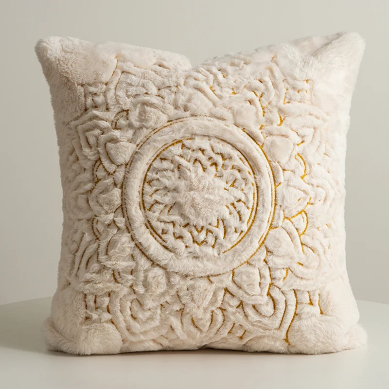 Luxuriöser Zierkissenbezug aus Kunstfell mit reliefiertem Mandala-Motiv Karnz