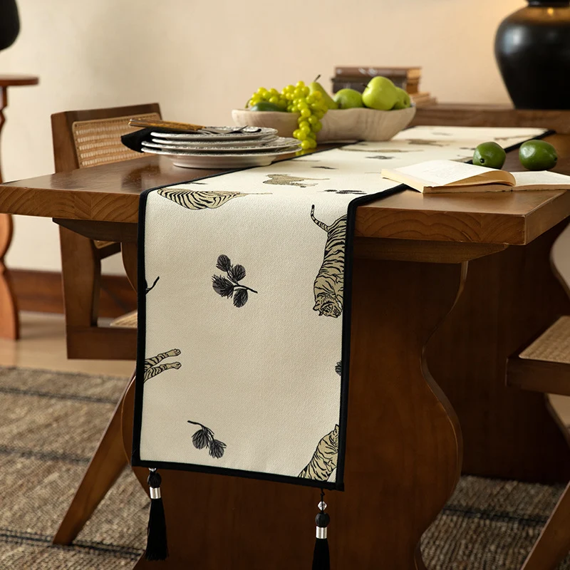 Leinenoptik-Tischläufer mit vintage Tiger-Print und dekorativen Quasten Karnz
