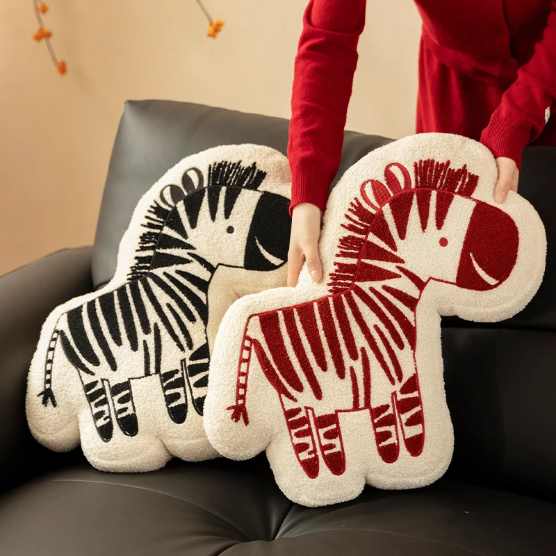 Kuschelkissen in Zebraform mit extraweichem Plüschbezug Karnz