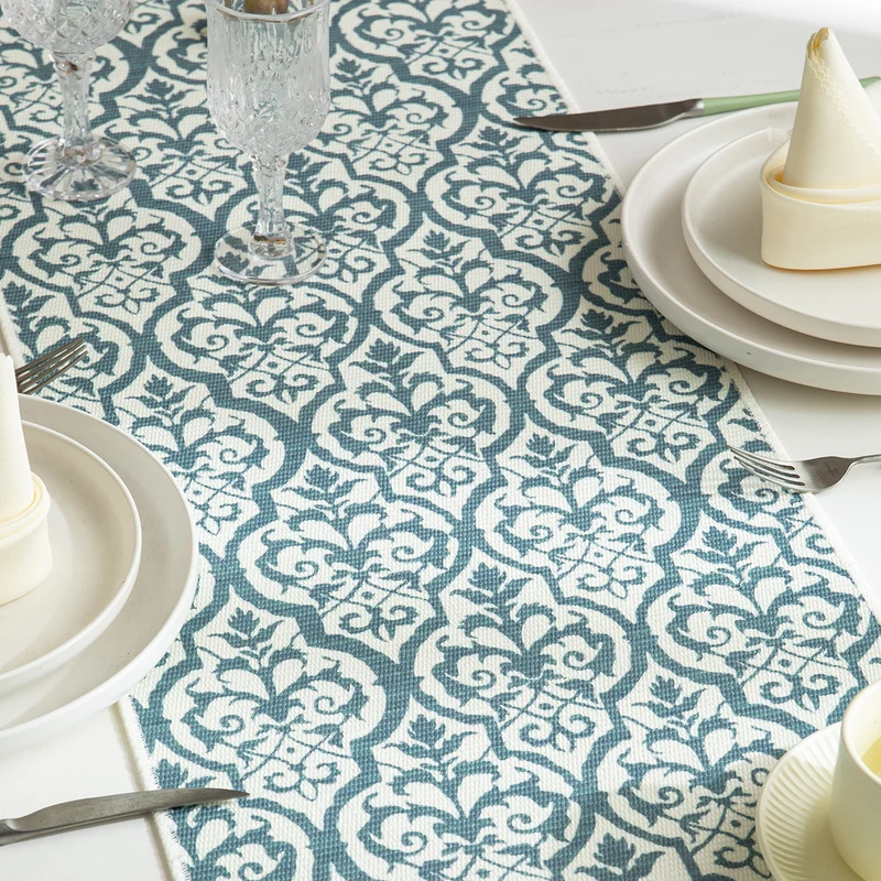 Jacquard-Tischläufer mit floraler Rankenstruktur und dekorativen Fransen Karnz