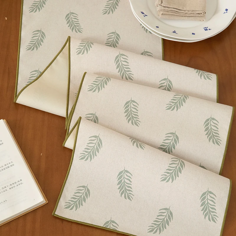 Gewebter Tischläufer im botanischen Blattmuster aus Baumwollmischung Karnz