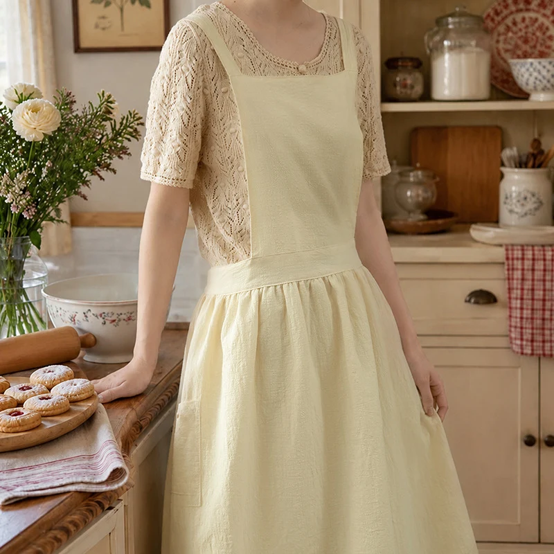 Lässiges Schürzenkleid mit verstellbaren Trägern, geraffter Taille und Seitentaschen Karnz