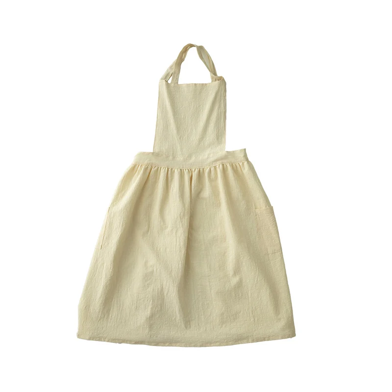 Lässiges Schürzenkleid mit verstellbaren Trägern, geraffter Taille und Seitentaschen Karnz