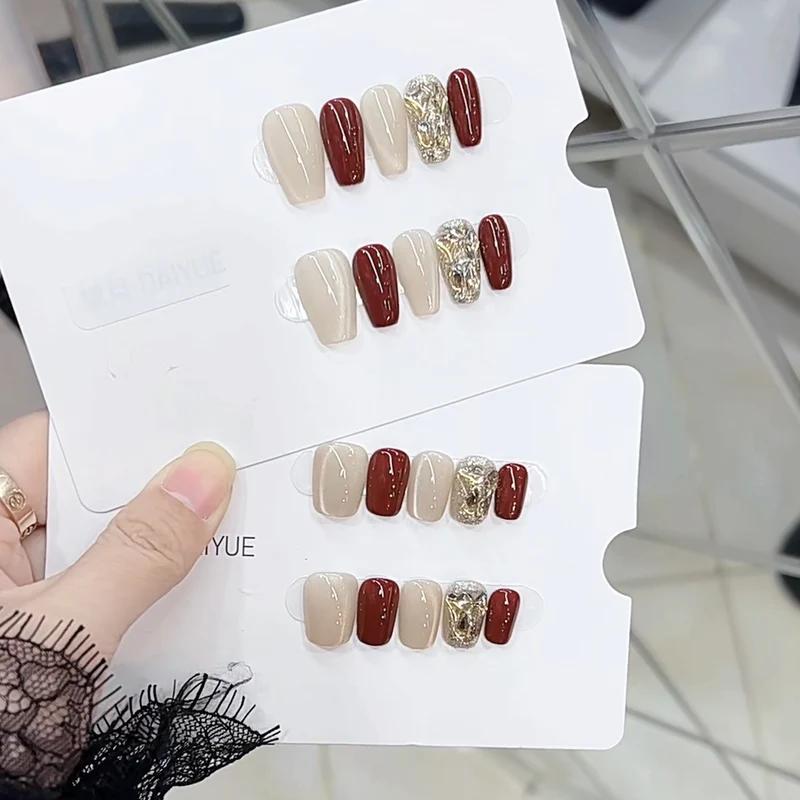 Elegant Press-On Nail Art Set with Metallic Accents Stornfield