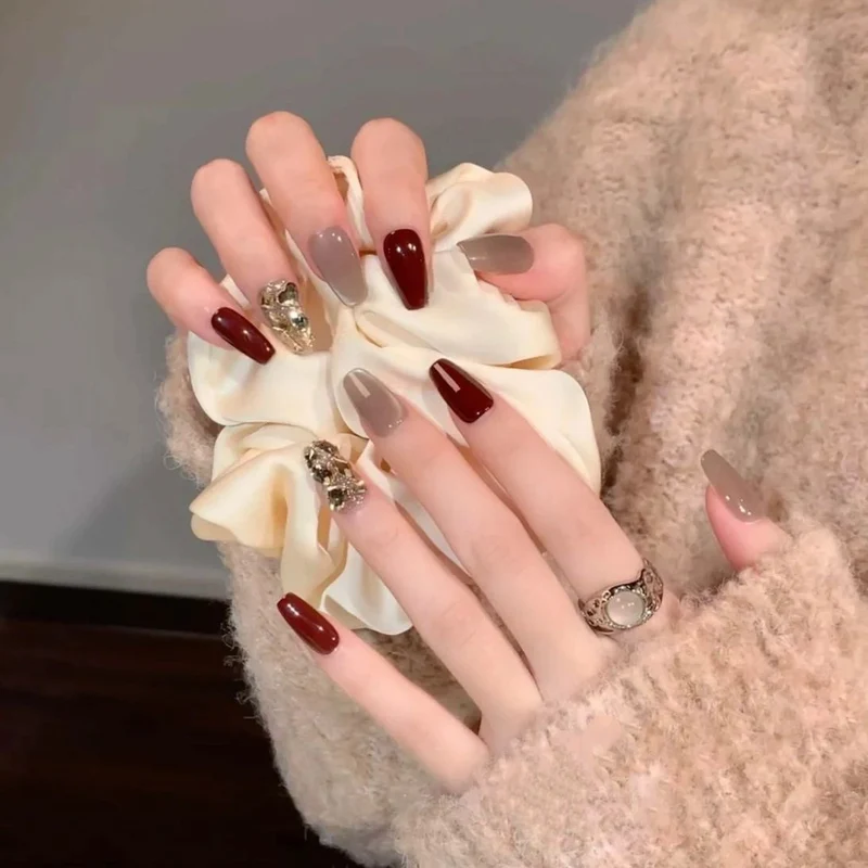 Elegant Press-On Nail Art Set with Metallic Accents Stornfield