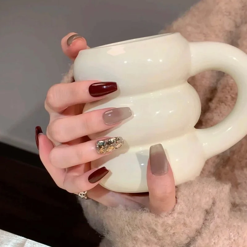 Elegant Press-On Nail Art Set with Metallic Accents Stornfield
