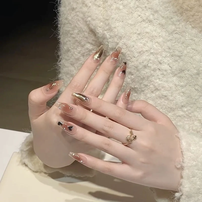 Artistic Press-On Nail Set with Elegant Metallic Accents Stornfield