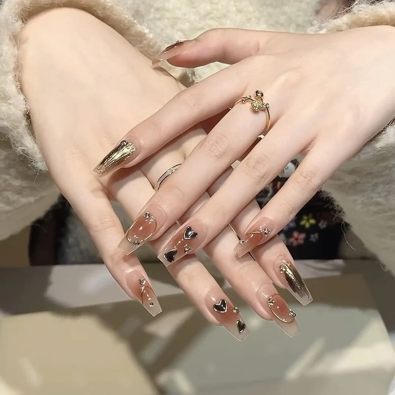 Artistic Press-On Nail Set with Elegant Metallic Accents Stornfield
