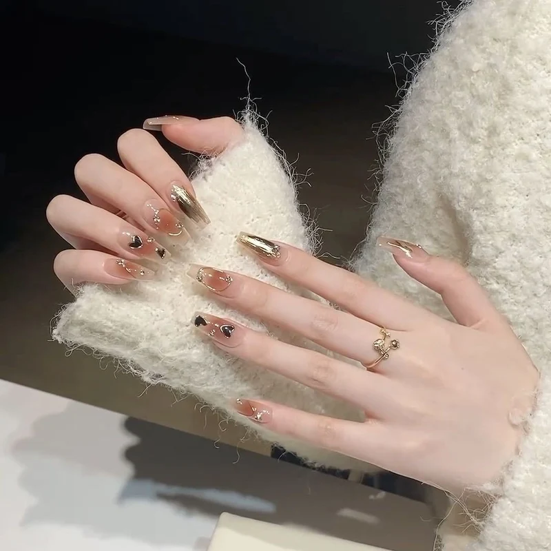 Artistic Press-On Nail Set with Elegant Metallic Accents Stornfield