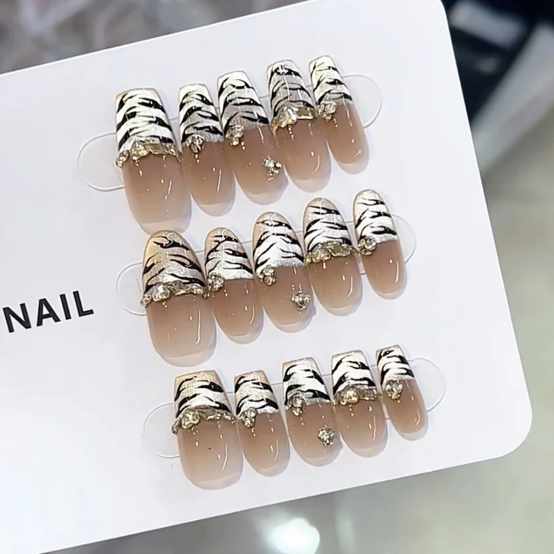 Artistic Press-On Nail Set with Animal Print Design Stornfield