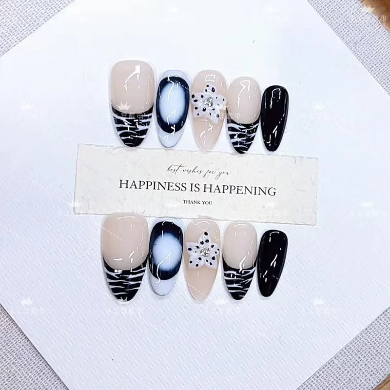 Artistic Press-On Nail Art Set with Elegant Floral Design Stornfield