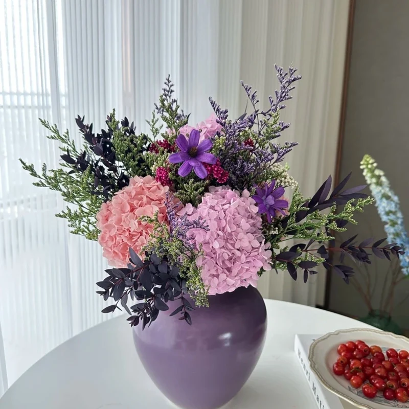 Lebhaftes Blumenarrangement